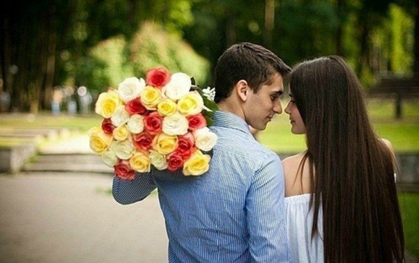 Jab dekhte hai tumhe tu bhul jate hai baton ko apni Khuli aankon se bita dete hai teri yaado mein raato ko aapni Hum to bas diwane hai tumhare is trha Tum ha kho do to jee le or na kho tu rok le saanso ko apni.